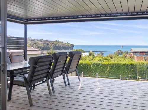 Seaview Sanctuary - Tindalls Beach Holiday Home in Whangaparaoa