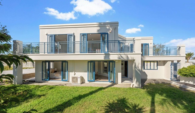 Seaview Villa near the Harbour. in Auckland