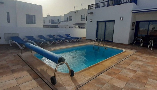 Semi-detached Villa, 3 bedrooms, 2 bathrooms, private pool, WiFi, A/C, parking in Playa Blanca