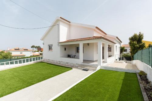 Sesimbra Family Villa - Garden, BBQ and 3 Bedrooms