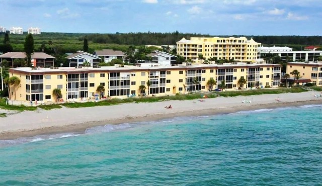 Siesta Key - Beachfront Condo - 2 BR – Free Boat Docks - Upscale - Renovated in Siesta Key
