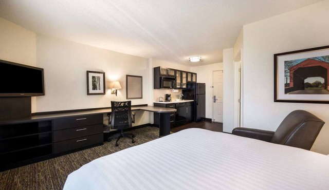 Smart Queen Studio Suite | Full Kitchen, BBQ, 1.7 mi to The Mall at Robinson in Pittsburgh