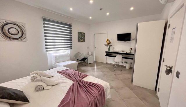 Spa Suite 3: Pool, Jacuzzi & Sauna