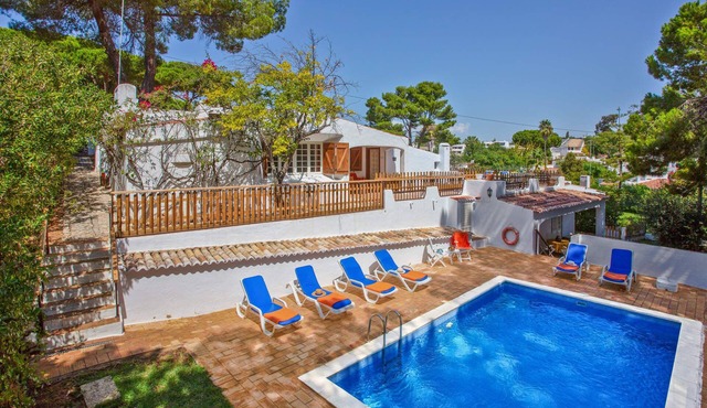 Spacious 4 bedroom villa with pool, near beach, ideal for families