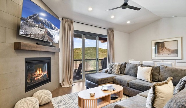 Spacious 4 Bedroom - New with 3 King Beds and Private Hot-tub in Hideout