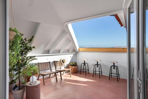 Spacious 6Bedroom House w/Sunny Terrace in Lisbon