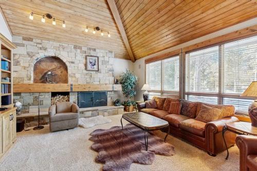 Spacious family friendly home gym in garage W&D WIFI - SHARC resort amenities in Sunriver