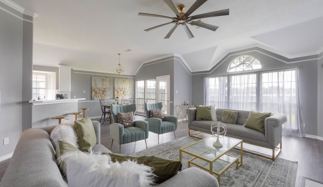 Spacious Hollywood Glam Home, Pet-Friendly Comfort for the Perfect Stay in Houston