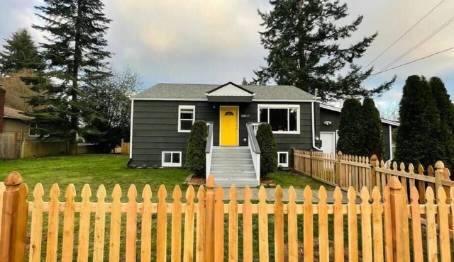 Spacious, stocked 1 BR Suite with Yard in Edmonds! in Edmonds