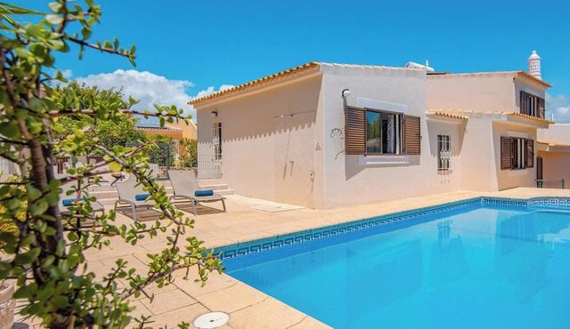 Spacious villa with heatable pool in Albufeira