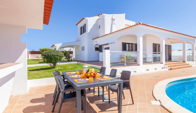 Spacious villa with BBQ and pool in Albufeira