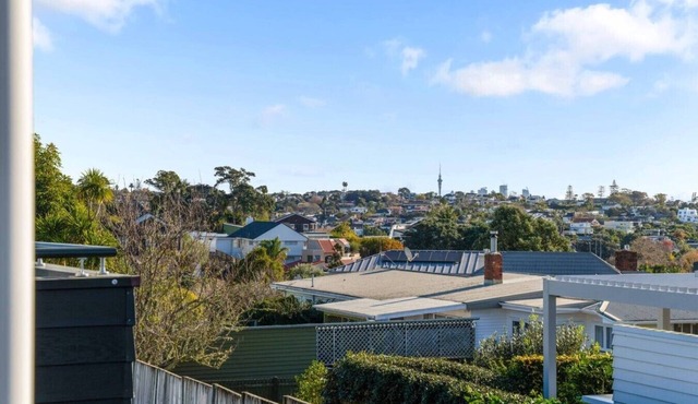 St Heliers 2BR Escape with Views & Parking in Auckland Central Suburbs