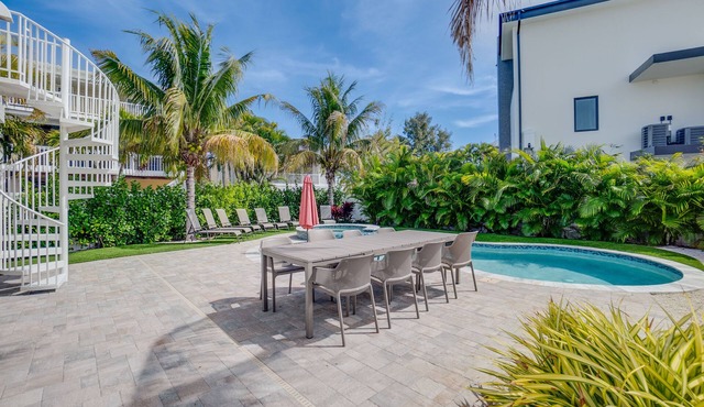 Steps to Beach - Bean Point Residence Unit B by SeaBreeze Vacation in Anna Maria