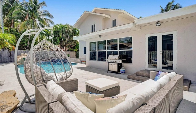 Steps to Private Beach 5 BR Pool and Jacuzzi Dog Friendly in Pompano Beach