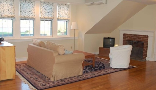 Stunning Studio with Harbor Views - Downtown Historic District in Bristol
