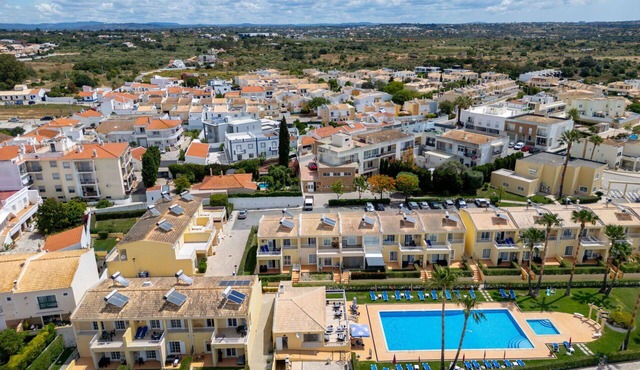 Stunning villa for 6 guests with pool, A/C, WIFI, TV and terrace