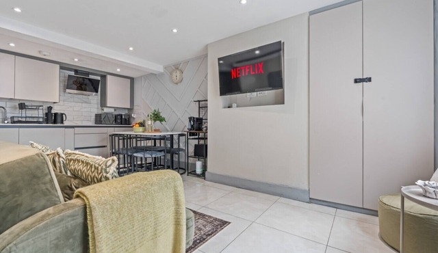 Stylish | Modern 3 Bed in Holland Park - Central London in Greater London