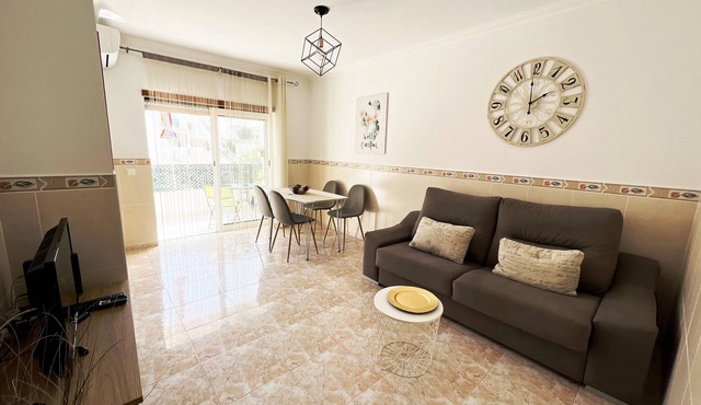 Sunny - 4 Apartment, Shared Pool, AC, Wi-Fi, Private Balcony, Accessible