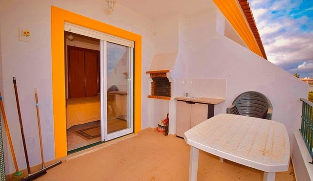 Sunrise view family ,swimming pool with close to beach !