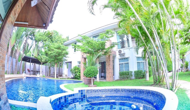 Tawanron villa at the beach in Muang Pattaya