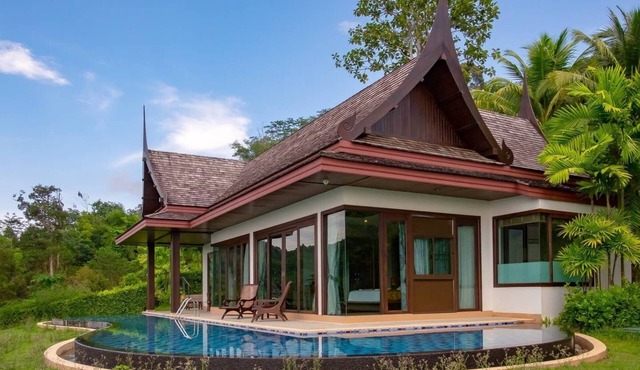 THAI Style Private Hill Top Villa with Infinitypool, OceanView and King-bed