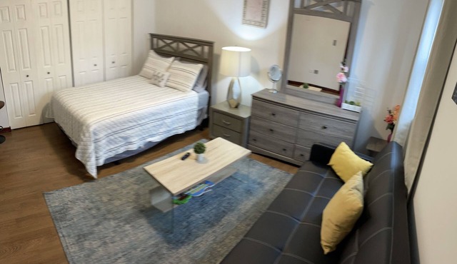 “The cottage” 2 bedrooms cozy and private home in Markham
