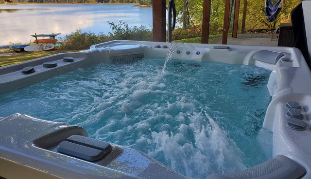 Tranquil Lakefront Log Cabin with Breathtaking Views. in St Helen
