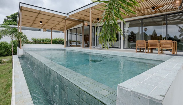 Tropical Peaceful Poolside Retreat