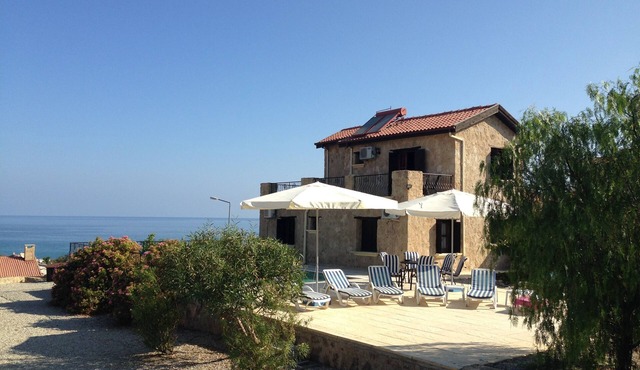 Turtle beach and restaurants a short walk - private pool - unlimited Wi-Fi in Alagadi