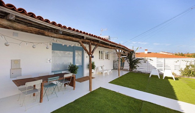 Vacation Home "A Casa Dos Amigos" with Private Garden & Wi-Fi
