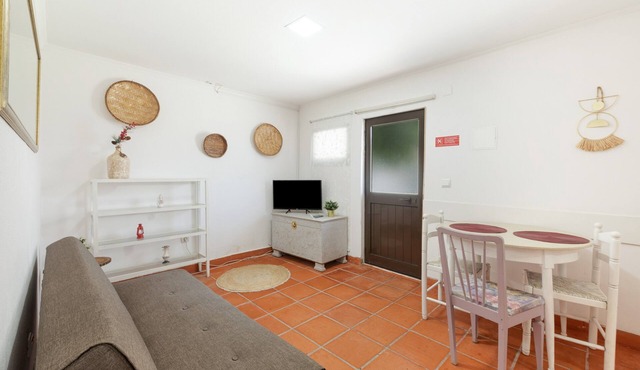 Vila Natura – Secret Retreat T1 with Shared Terrace, Shared Garden and Wi-Fi in Santo António da Charneca