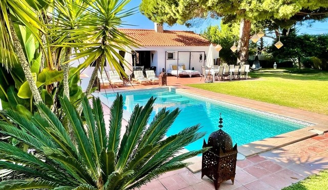 Villa -5 min walk from beach. 12 people. Big garden with private pool