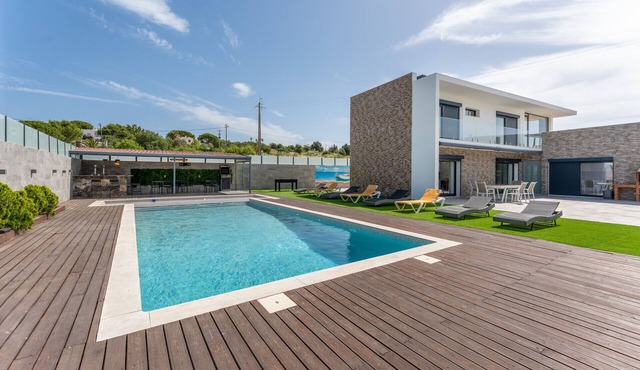 Villa Alegria | 10 pax | Jacuzzi | Salgados