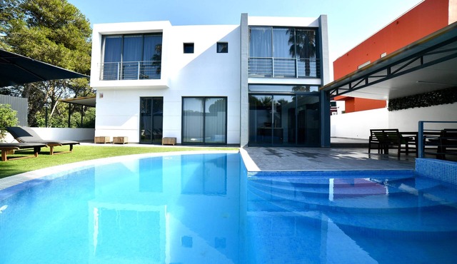 Villa Alvor T4 - Private Pool - Steps to Beach