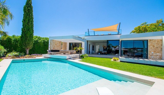 Villa Cactus, modern villa with two private swimming pools walking distance to the beach