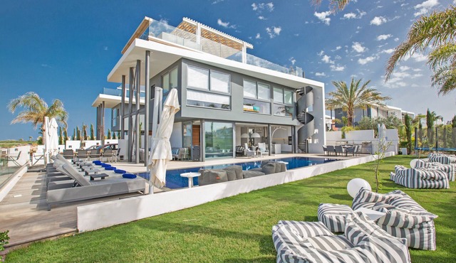 Villa Chana, Luxury 4BDR Villa with Private Pool, Hot Tub and Sea Views in Protaras