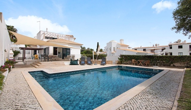 Villa 'Corais' with Sea View, Wi-Fi and Air Conditioning