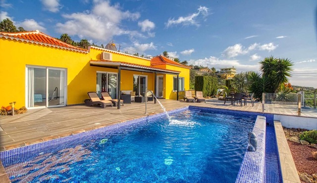 Villa Diamante – Holiday villa with infinity pool & sea views in Tijarafe in CN
