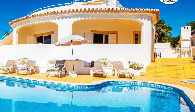 Villa in Galé w/pool, BBQ & sea view