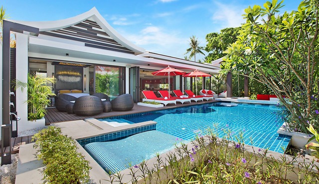 Villa Julia Lamai Koh Samui front beach with chef and housekeeping