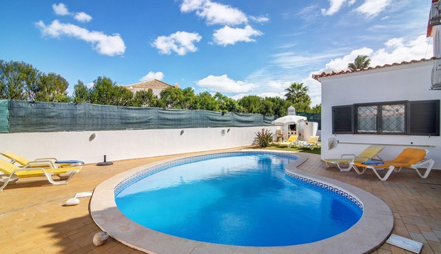 Villa 'Luísa Galé' with Private Pool, Wi-Fi and Air Conditioning