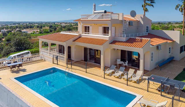 Villa Mirante with fenced and gated swimming pool so ideal for families