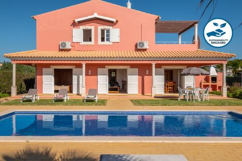 Villa Sunrise - com piscina privada e BBQ em Carvoeiro