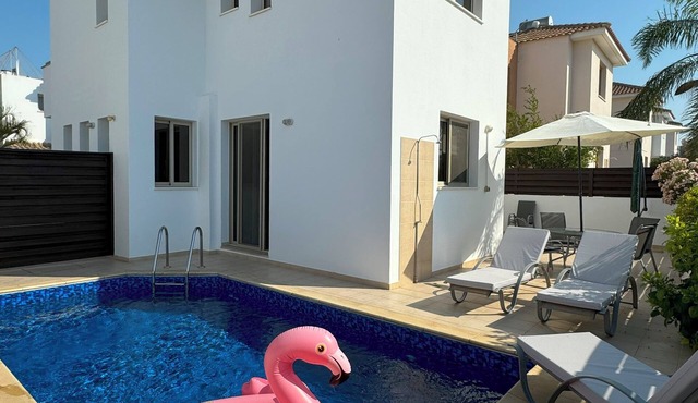 Villa Tamaldi mit Seitlichem Meeresblick - neu und Frisch! in Paralimni