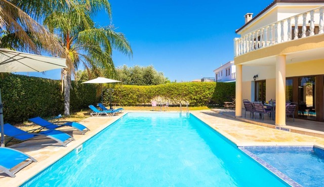 Villa Tsikkos Ena - Three Bedroom Villa, Sleeps 6 in Argaka