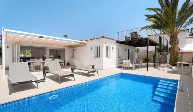 Villa Vista - Brand New with 3 bedrooms & 3 Bathrooms, Pool & Air Con in Amarilla Golf