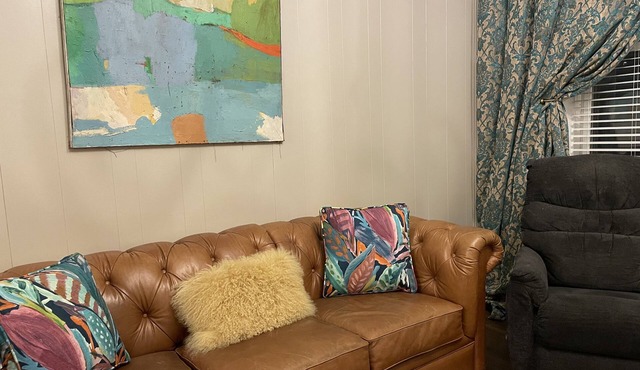 Walk to everything! Five Flags-Hotel Julian-Millwork Sleeps 8! in Dubuque