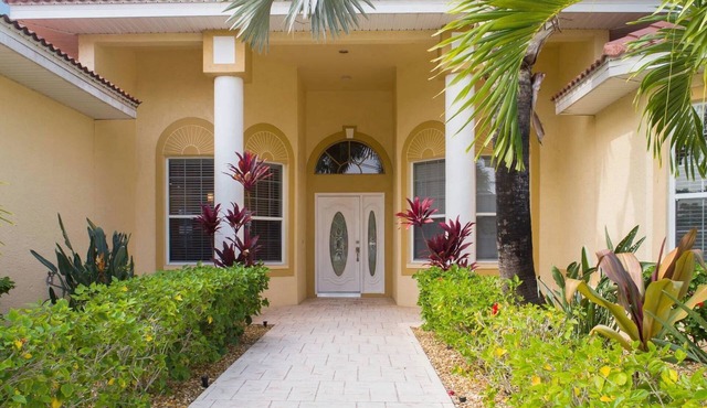 WATER VIEW, DIRECT GULF ACCESS , OVERSIZE POOL, GrilL, POOL BAR , TV in Cape Coral