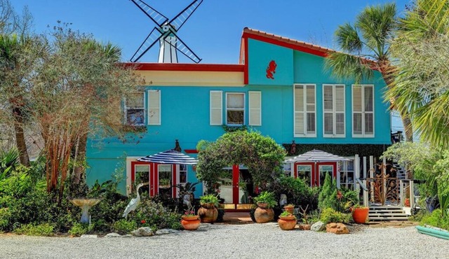 Windmill Gardens Inn "Penthouse" by Galveston Bay is a cozy tropical hideaway! in San Leon