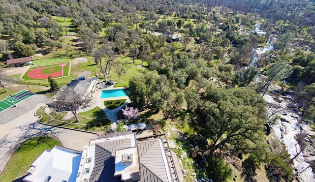 Yosemite Riverfront Pool, Spa, Wiffle Ball, Golf, Pickleball in Oakhurst